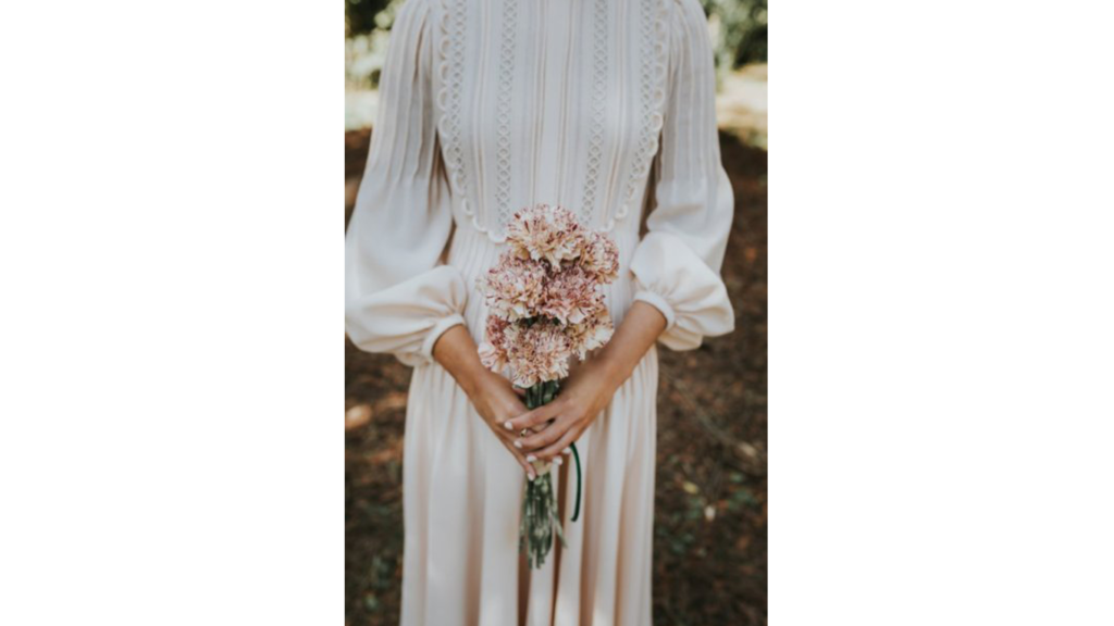 Leticia con el look nupcial que eligió para el día de su boda en Jardín de Barretaguren. Un precioso vestido diseñado en tono nude diseñado por Castellar Granados.