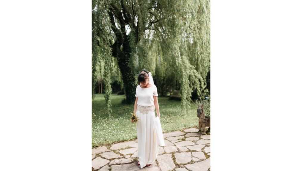 Manuela con el look nupcial que eligió para el día de su boda en Jardín de Barretaguren. Un precioso vestido vintage que combinó con una semi diadema de flores.