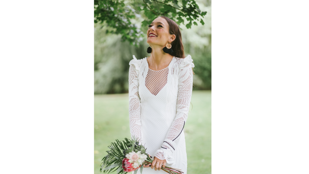 Sandra García (@santxipantxi) con el look nupcial que eligió para el día de su boda en Jardín de Barretaguren. Un vestido de la diseñadora Alicia Rueda con pendientes de Legorburu Atelier.